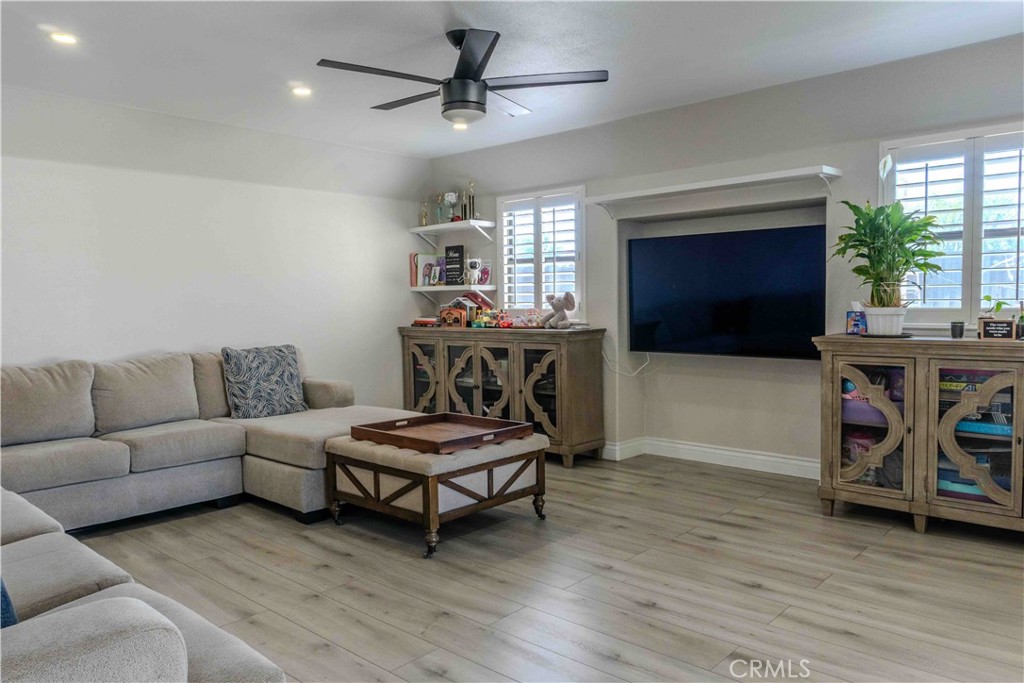 1042 Robinson Ct, Hanford, CA 93230