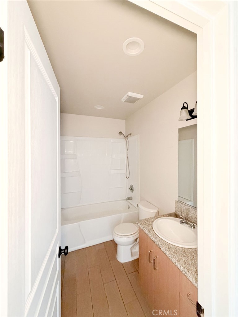 1763 Woodland Dr, Hanford, CA 93230