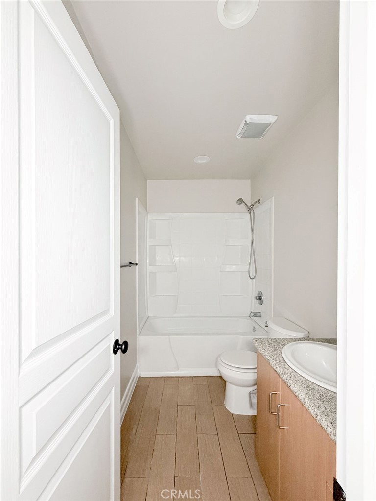 1763 Woodland Dr, Hanford, CA 93230