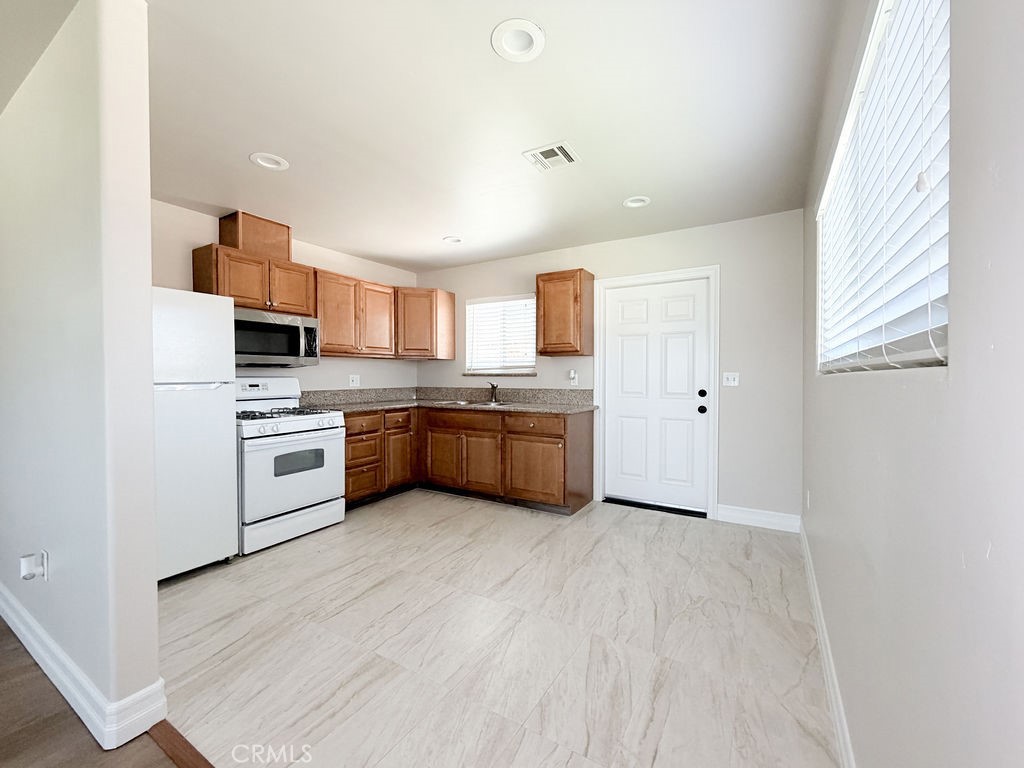 1763 Woodland Dr, Hanford, CA 93230