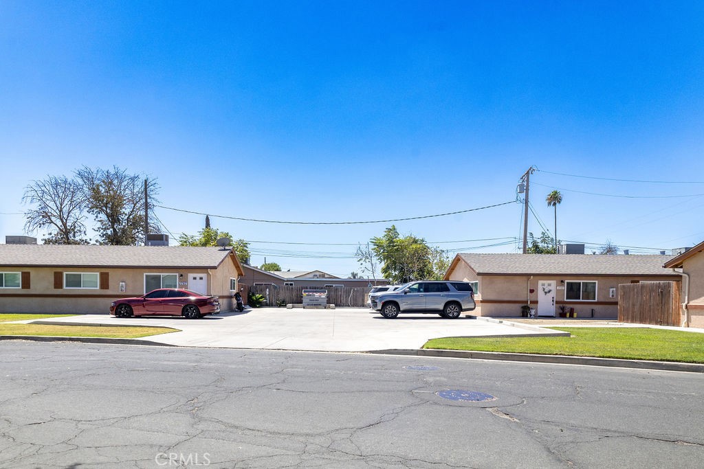 1763 Woodland Dr, Hanford, CA 93230