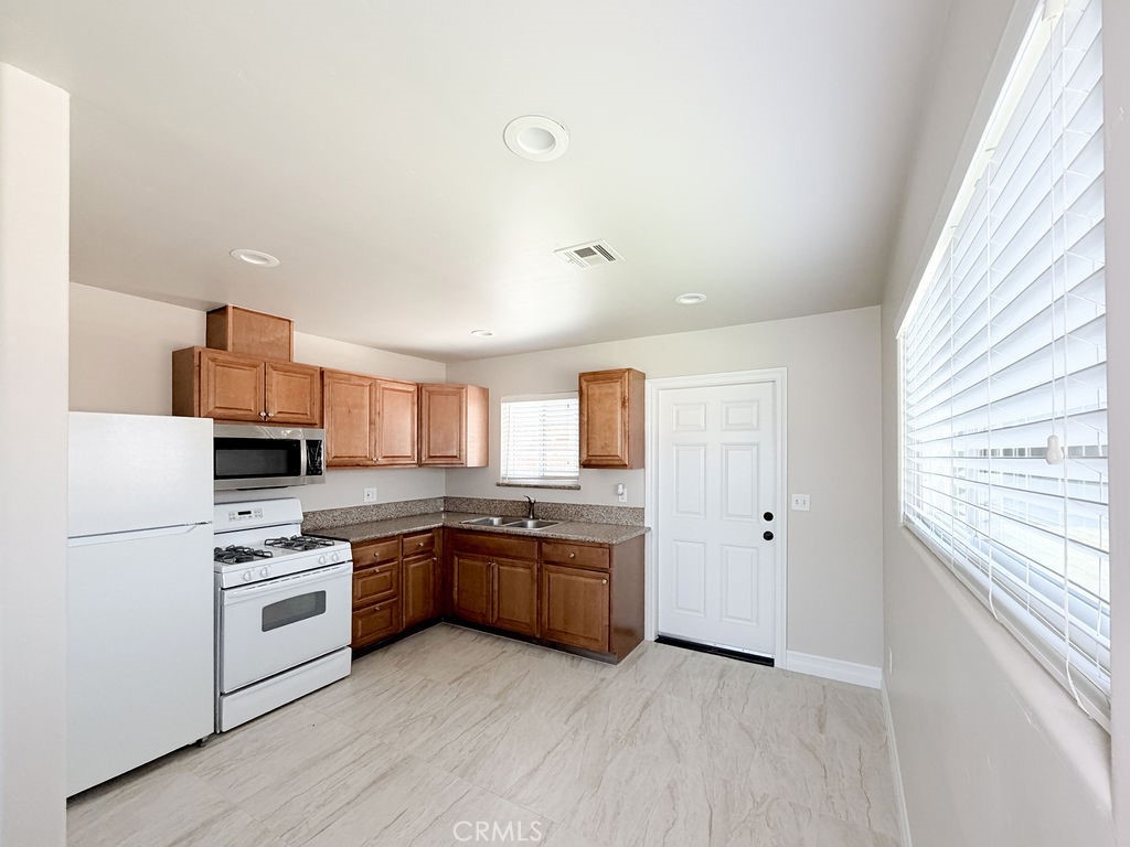 1785 Woodland Dr, Hanford, CA 93230