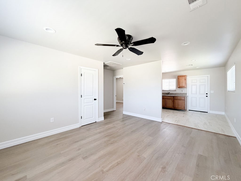 1785 Woodland Dr, Hanford, CA 93230