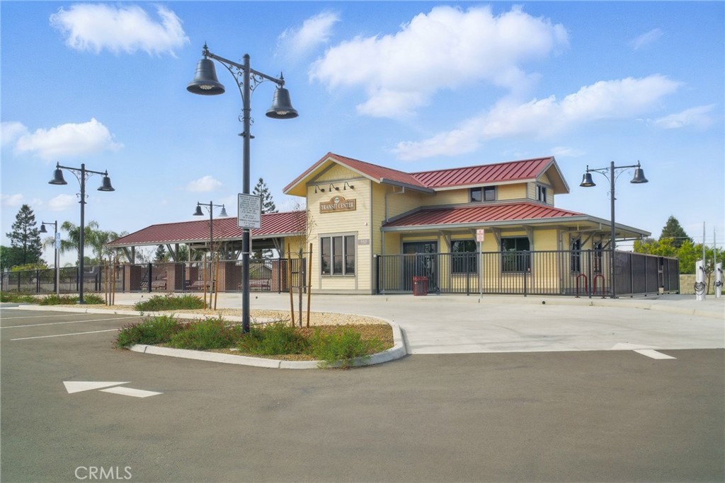 896 N Mariposa Ave, Visalia, CA 93292