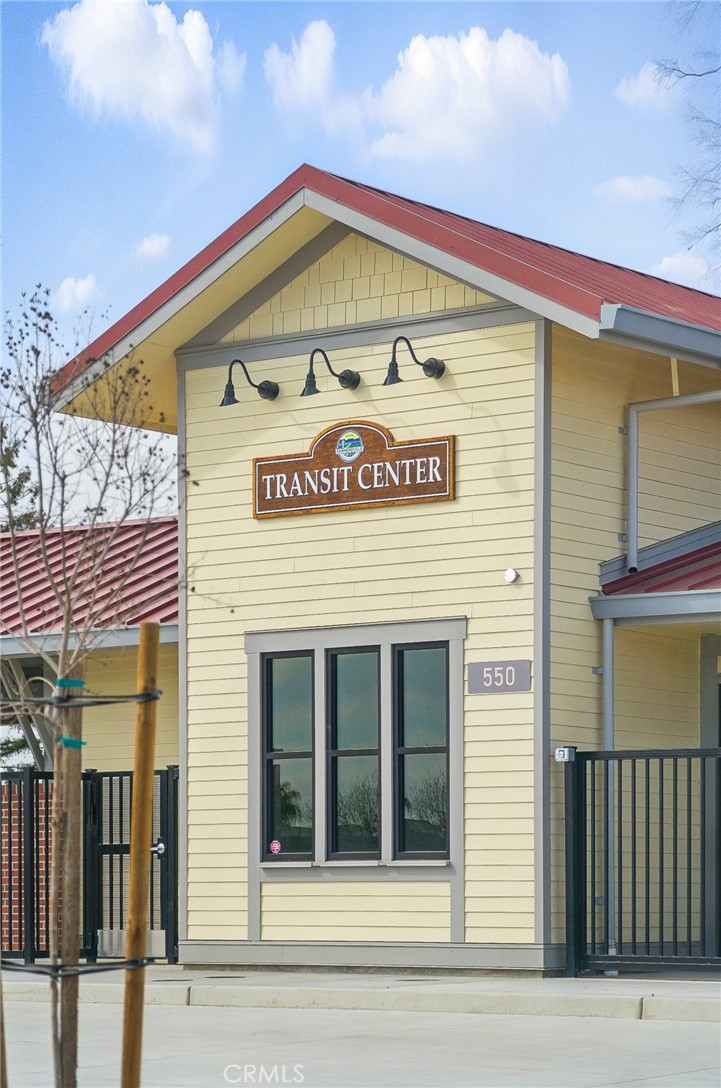 896 N Mariposa Ave, Visalia, CA 93292