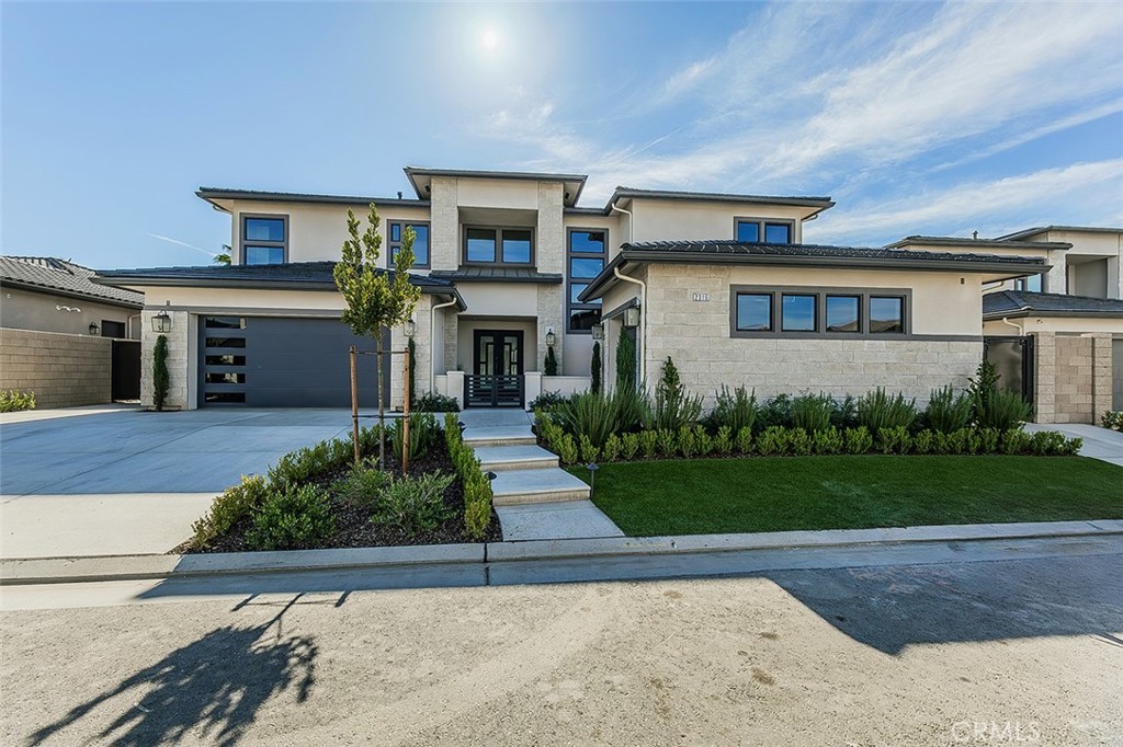 2315 E Courtside Dr, Fresno, CA 93730