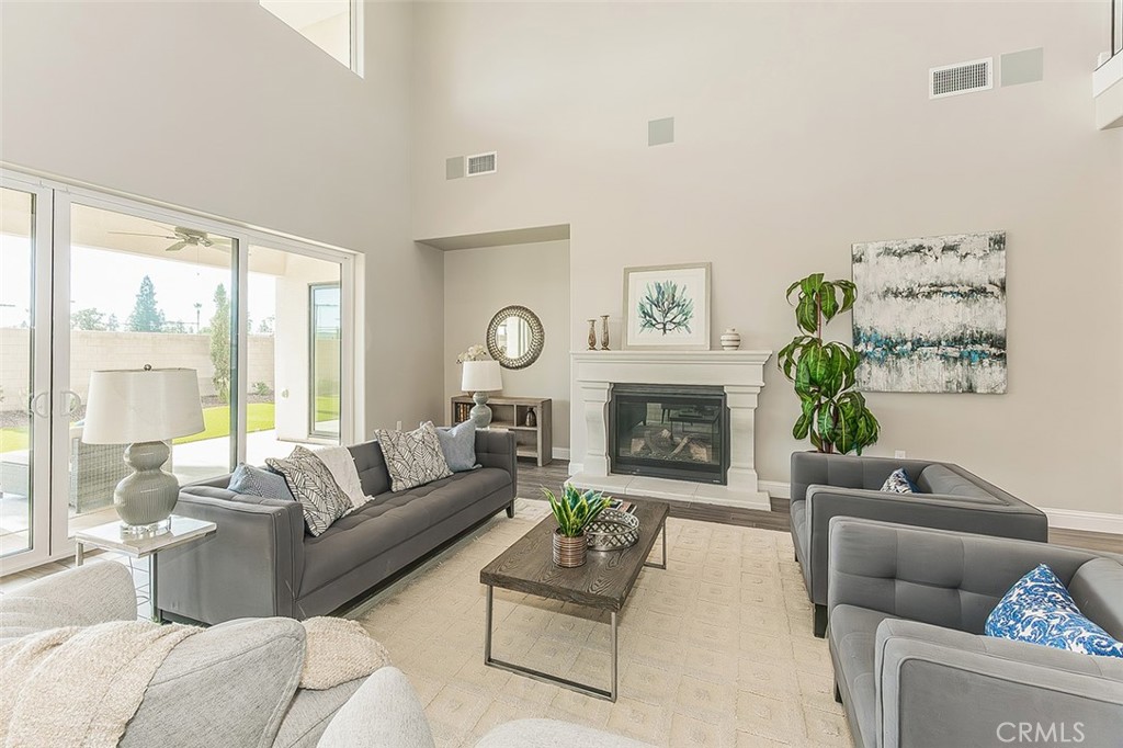 2315 E Courtside Dr, Fresno, CA 93730