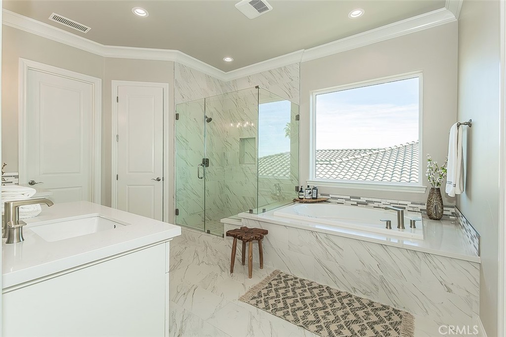 2315 E Courtside Dr, Fresno, CA 93730