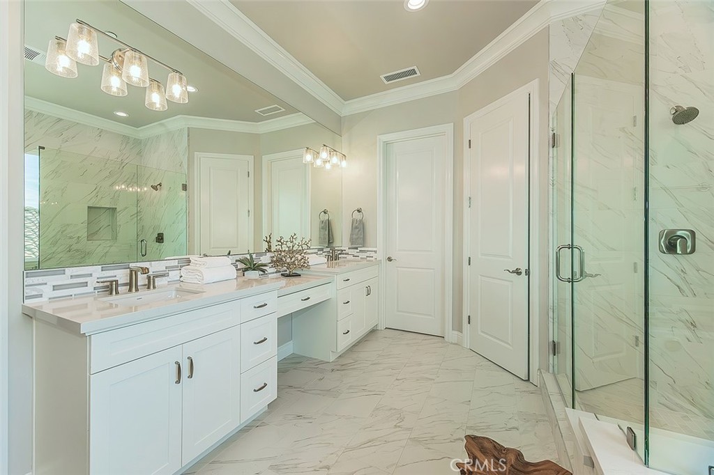 2315 E Courtside Dr, Fresno, CA 93730