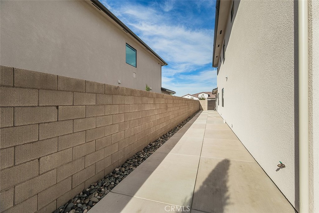 2315 E Courtside Dr, Fresno, CA 93730