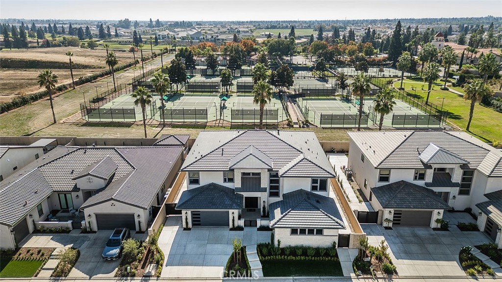 2315 E Courtside Dr, Fresno, CA 93730