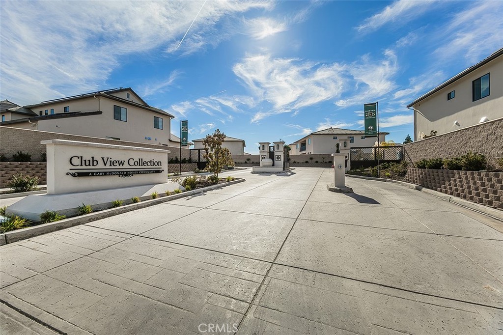 2315 E Courtside Dr, Fresno, CA 93730