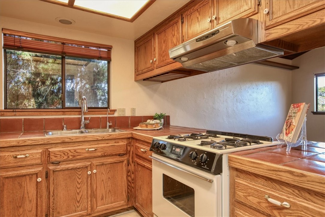 2550 Emerson Rd, Cambria, CA 93428