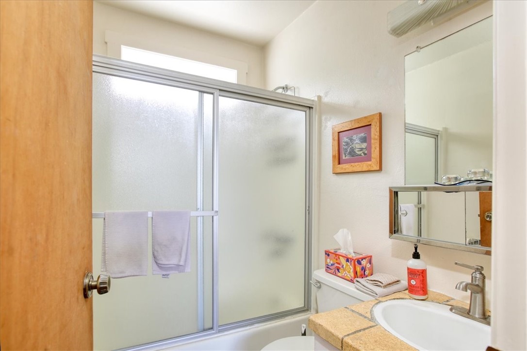 910 Sheffield St, Cambria, CA 93428