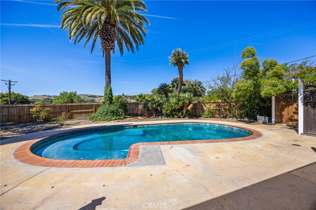 215 Hilltop, Paso Robles, CA 93446