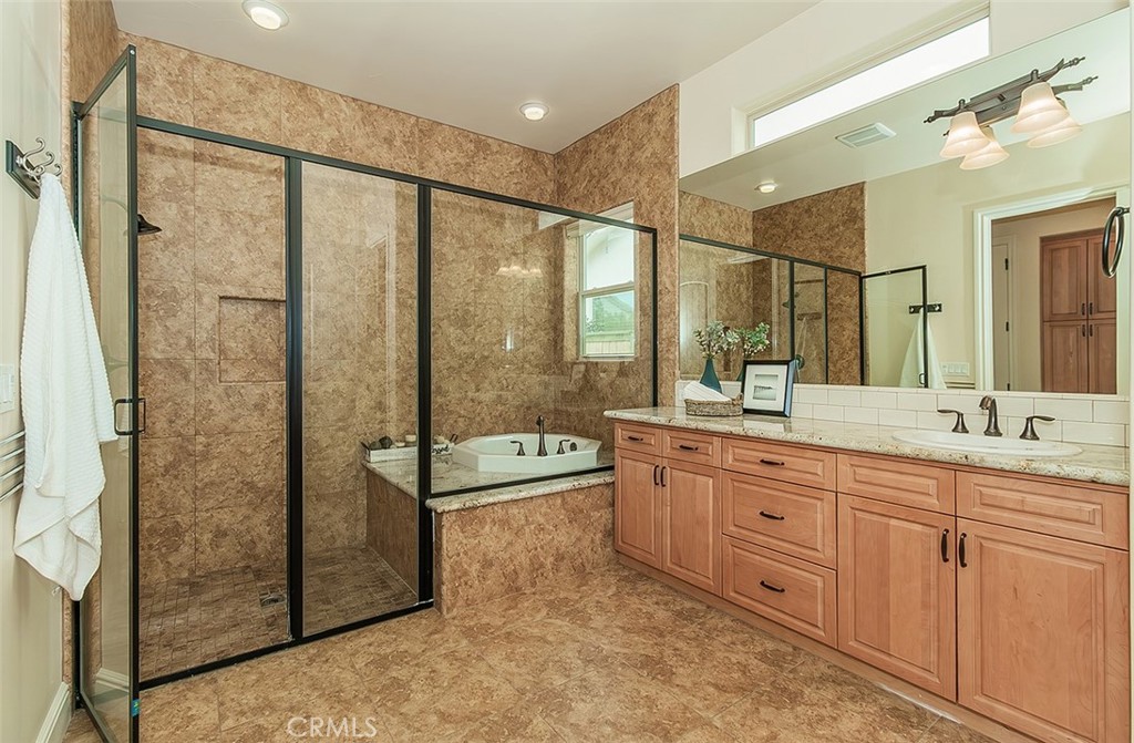 1562 N Empire Ln, Clovis, CA 93619