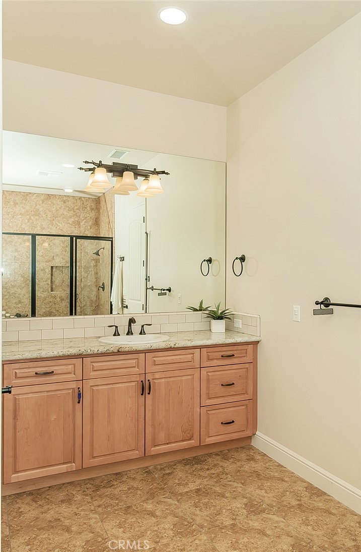 1562 N Empire Ln, Clovis, CA 93619