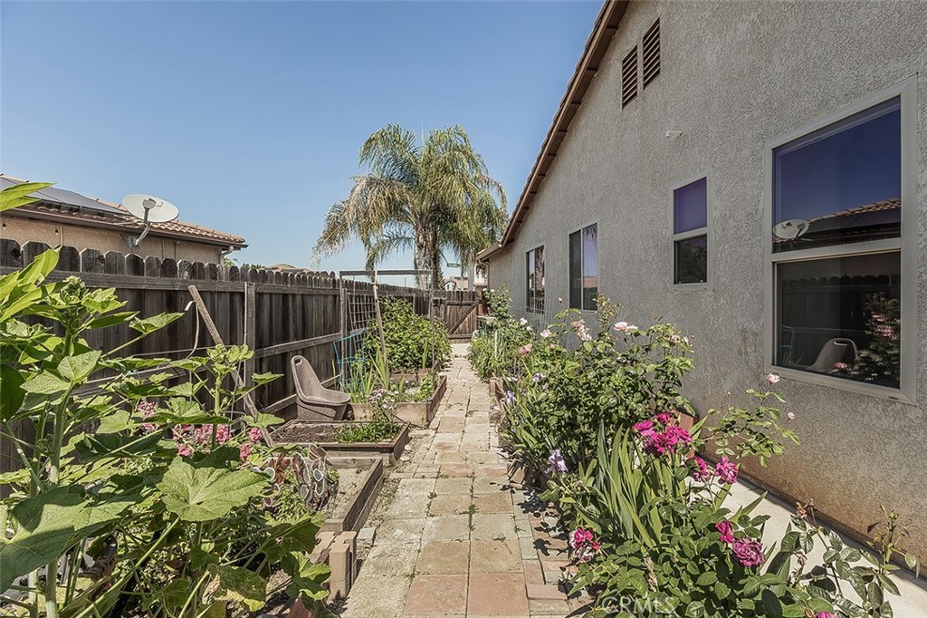 7357 E Redlands, Fresno, CA 93737