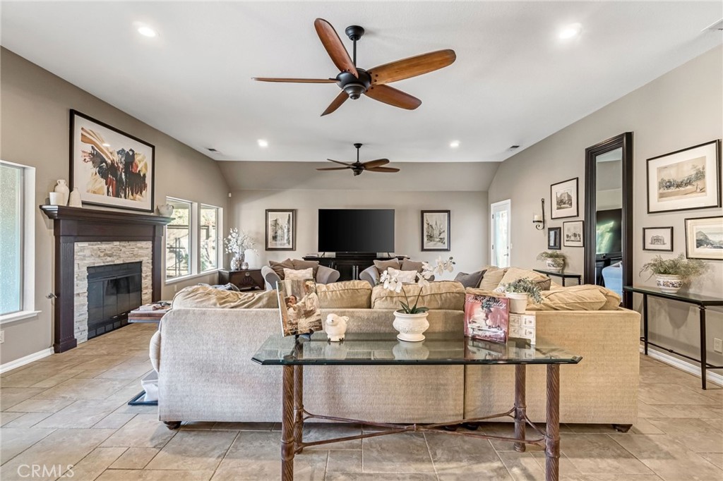 906 E Sutton, Fresno, CA 93720