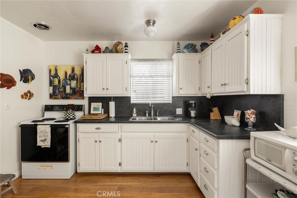 31 8th St, Cayucos, CA 93430
