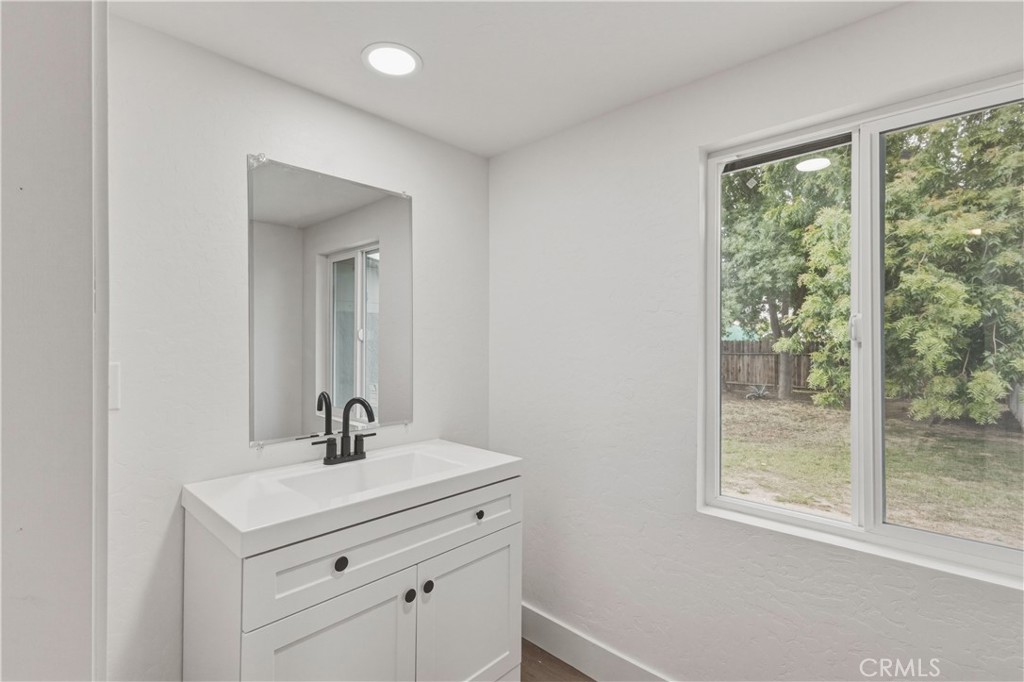 1127 J, Reedley, CA 93654