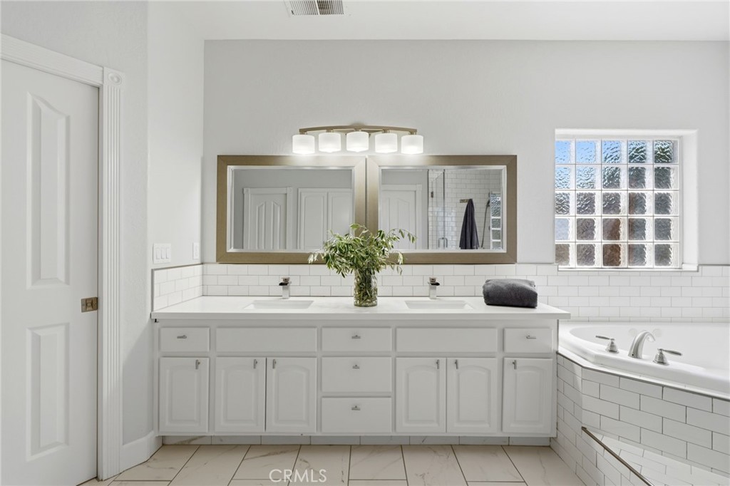 5036 Lakewood, Visalia, CA 93291