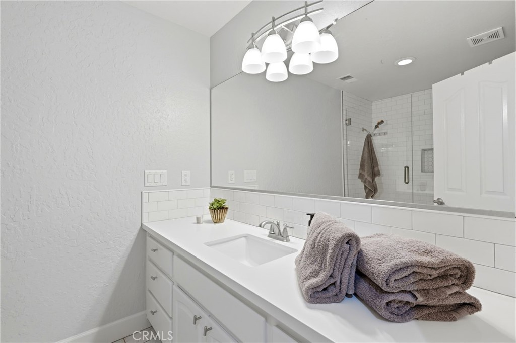 5036 Lakewood, Visalia, CA 93291