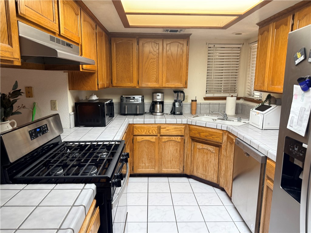 851 N Crenshaw, Visalia, CA 93291