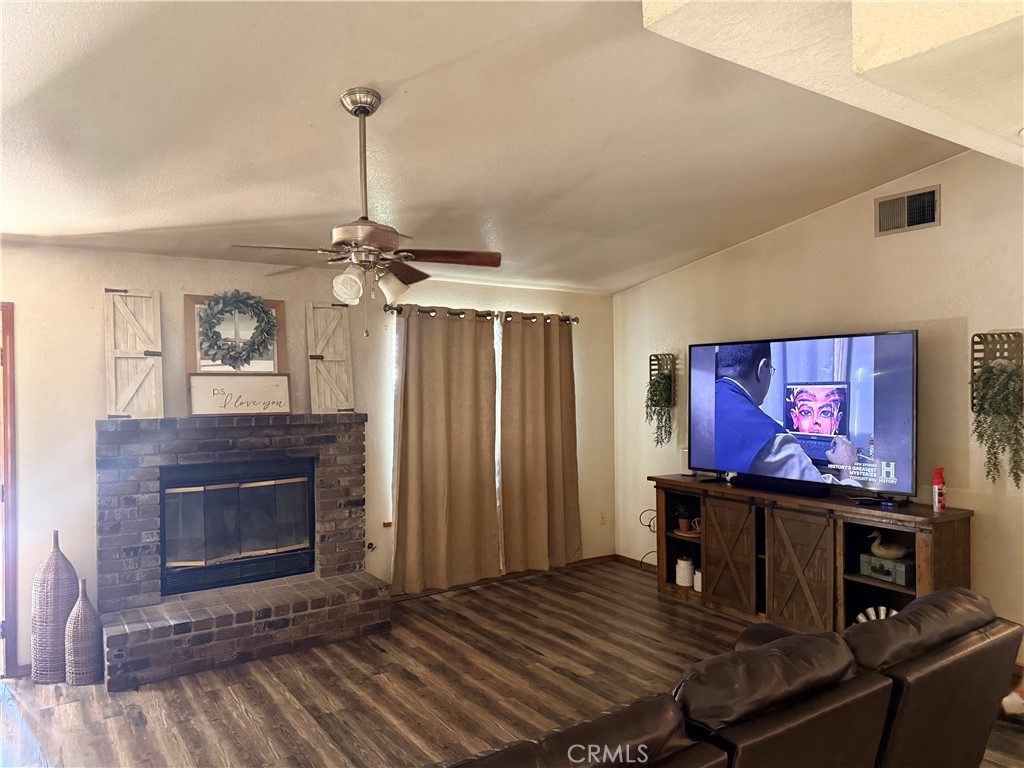 851 N Crenshaw, Visalia, CA 93291