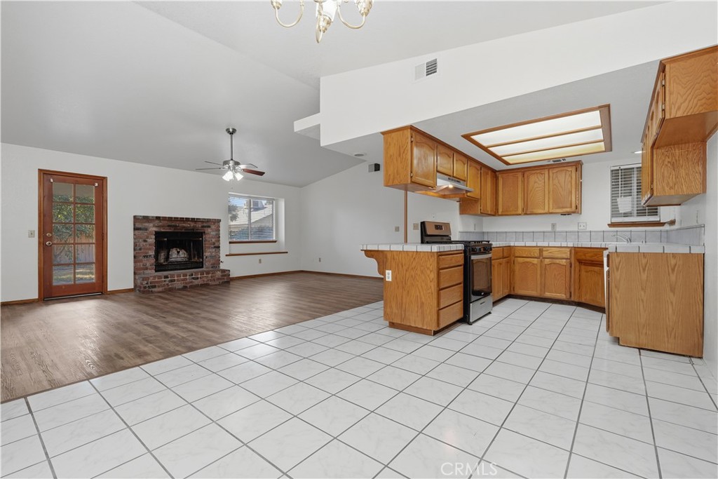 851 N Crenshaw, Visalia, CA 93291