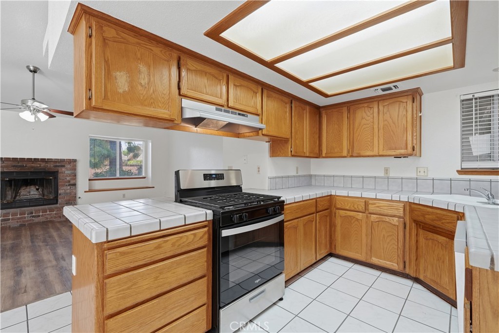 851 N Crenshaw, Visalia, CA 93291