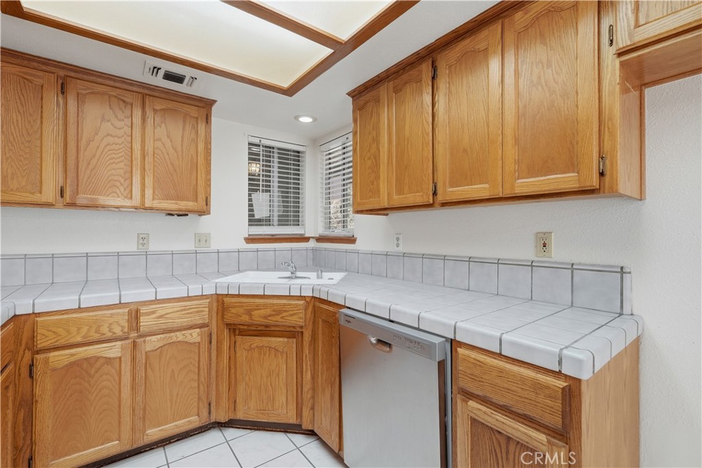 851 N Crenshaw, Visalia, CA 93291