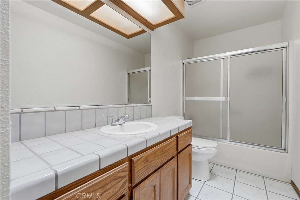 851 N Crenshaw, Visalia, CA 93291