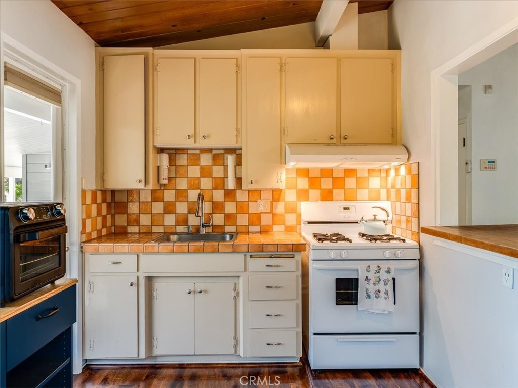 1520 Astor Ave, Cambria, CA 93428