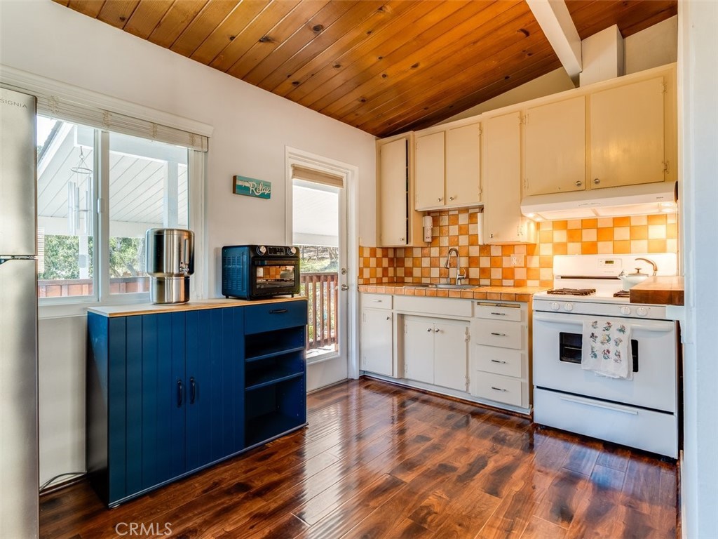 1520 Astor Ave, Cambria, CA 93428