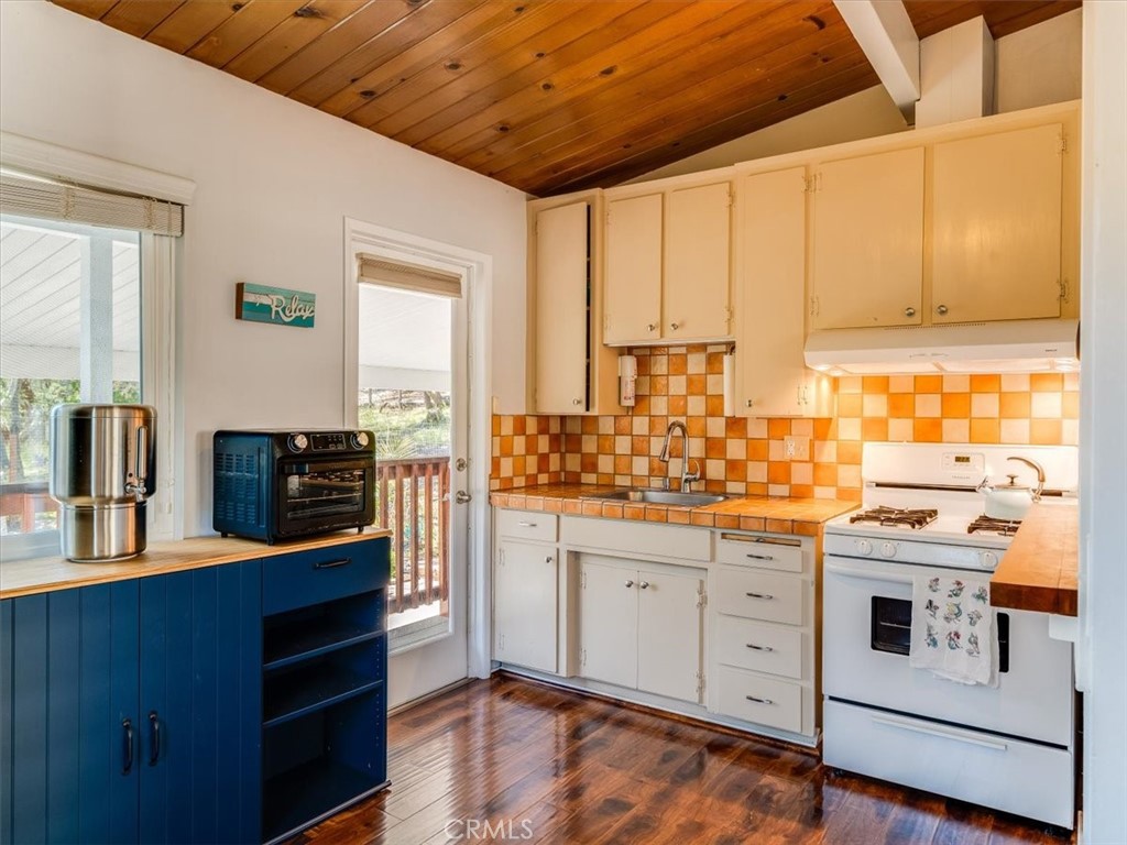1520 Astor Ave, Cambria, CA 93428
