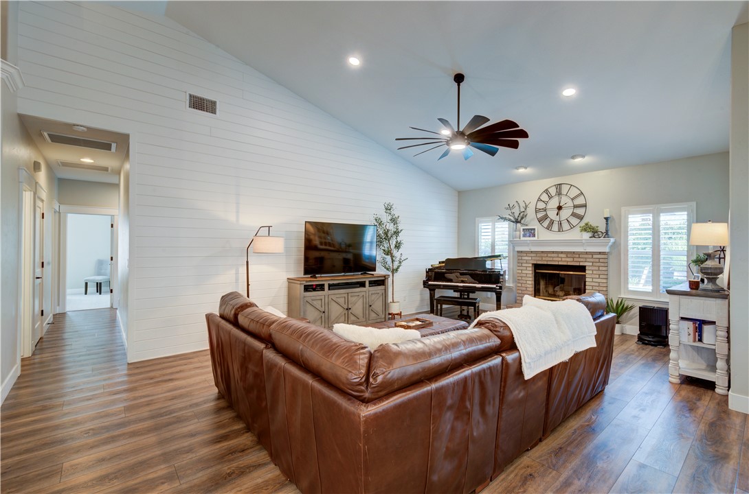 1812 E Oakmont, Fresno, CA 93730
