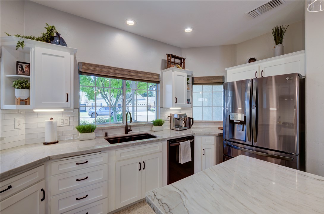 1812 E Oakmont, Fresno, CA 93730