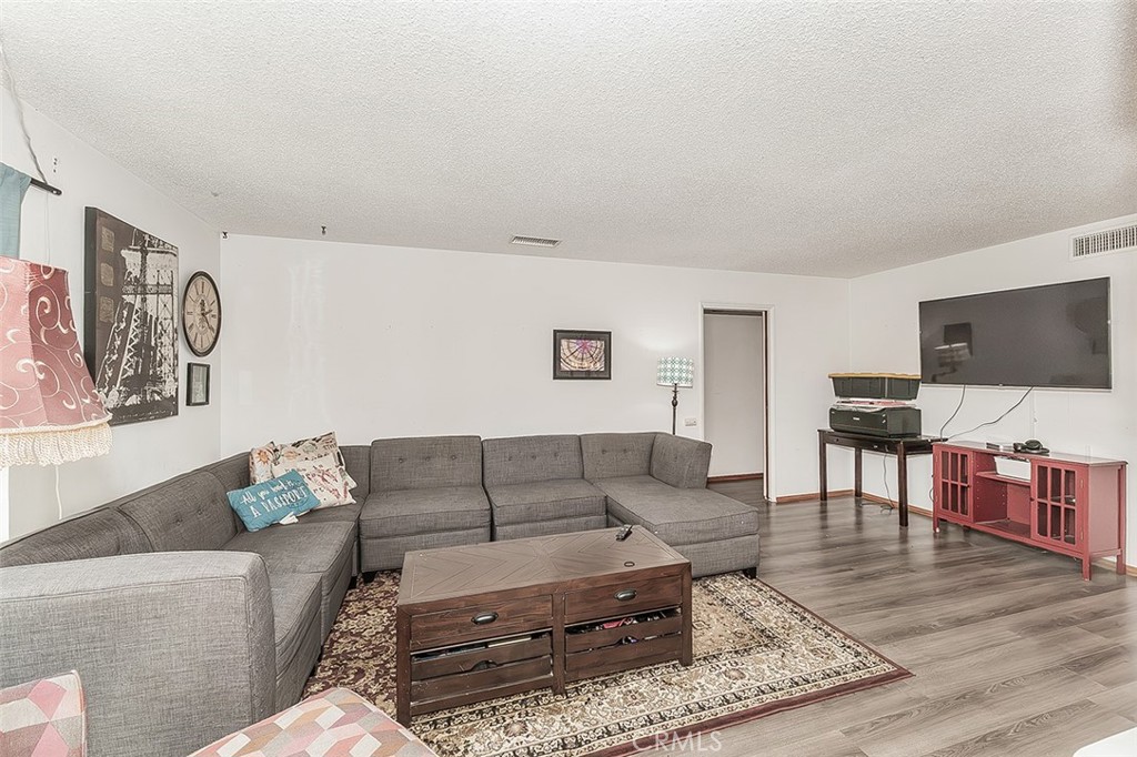 500 W Sample Ave, Fresno, CA 93704