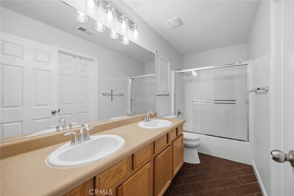 2629 W Brooke Ct, Visalia, CA 93291