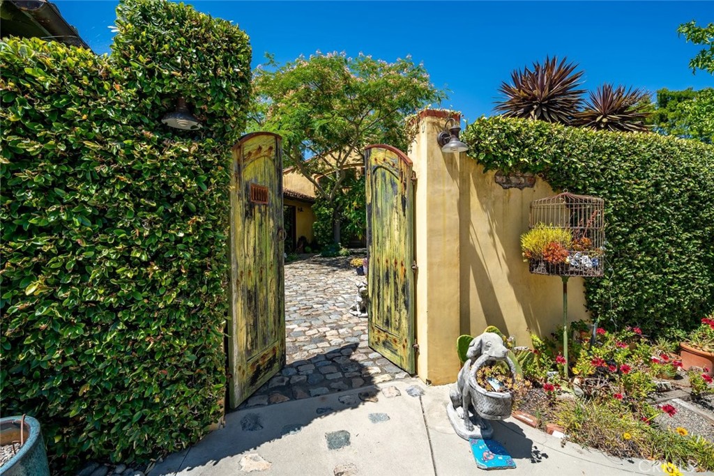 2072 Royal Way, San Luis Obispo, CA 93405