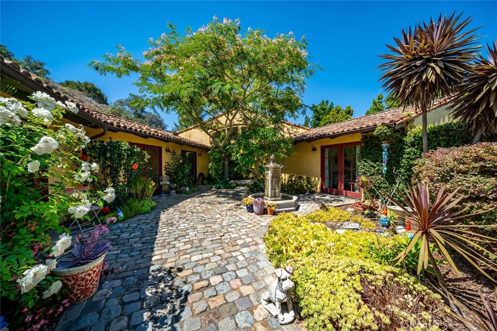 2072 Royal Way, San Luis Obispo, CA 93405