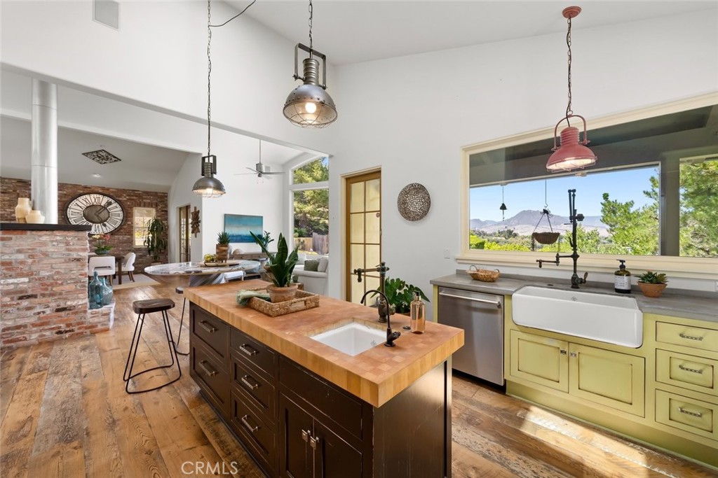 2072 Royal Way, San Luis Obispo, CA 93405