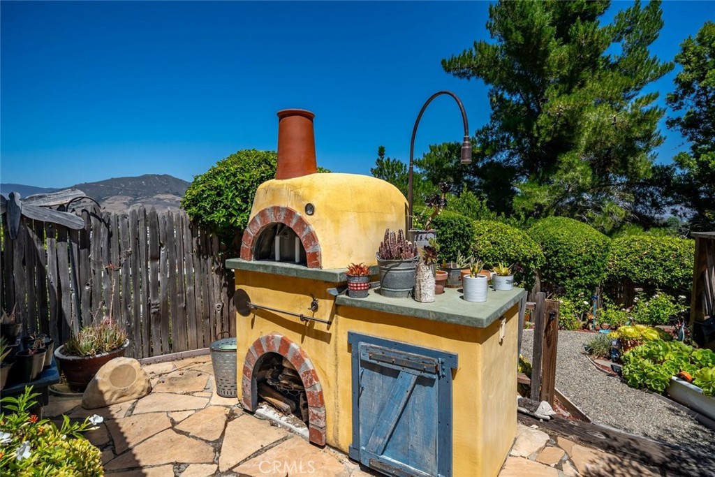 2072 Royal Way, San Luis Obispo, CA 93405