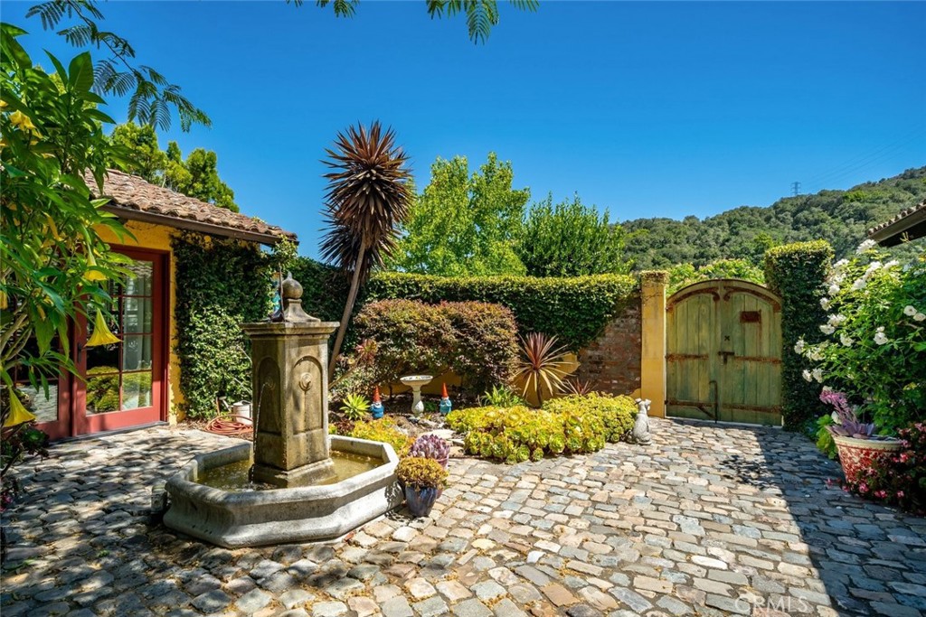 2072 Royal Way, San Luis Obispo, CA 93405
