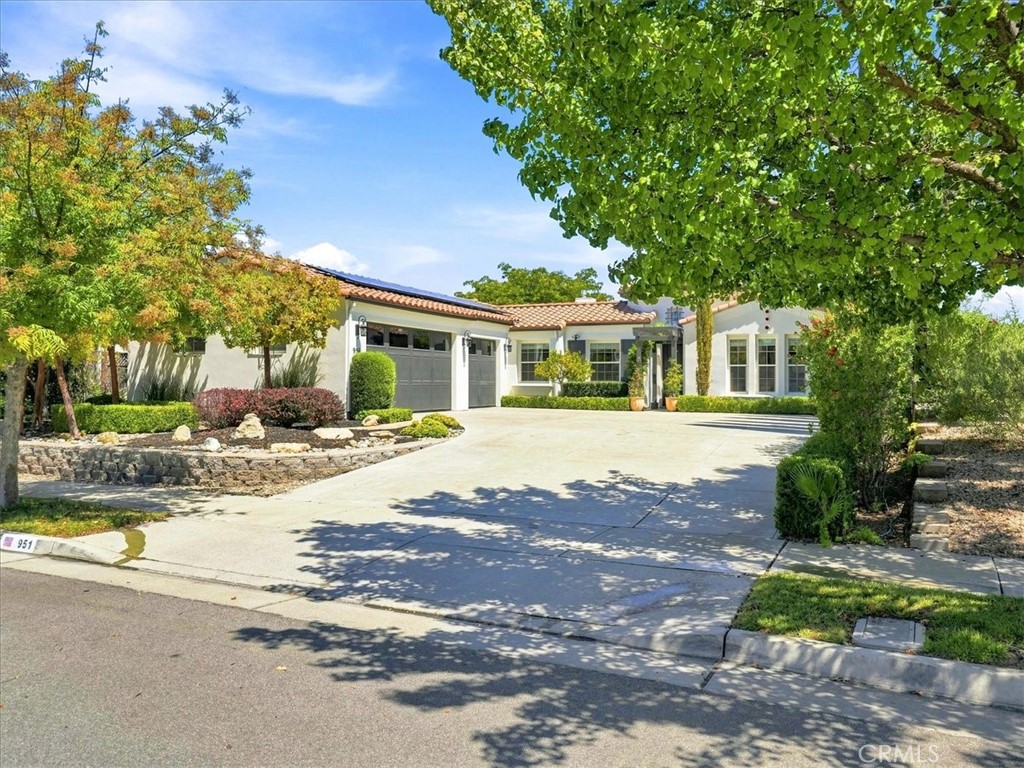 951 Vista Cerro Dr, Paso Robles, CA 93446