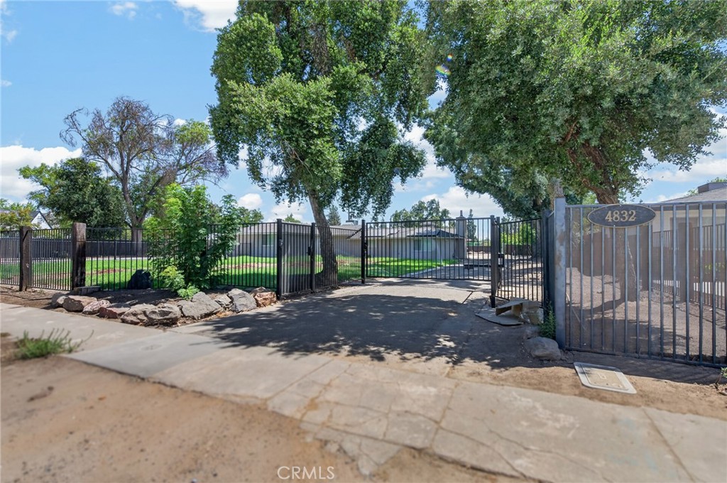 4832 N Fruit, Fresno, CA 93705