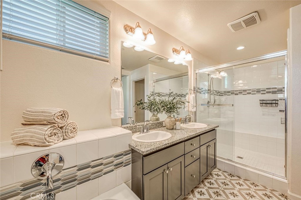 876 W Winchell, Madera, CA 93636