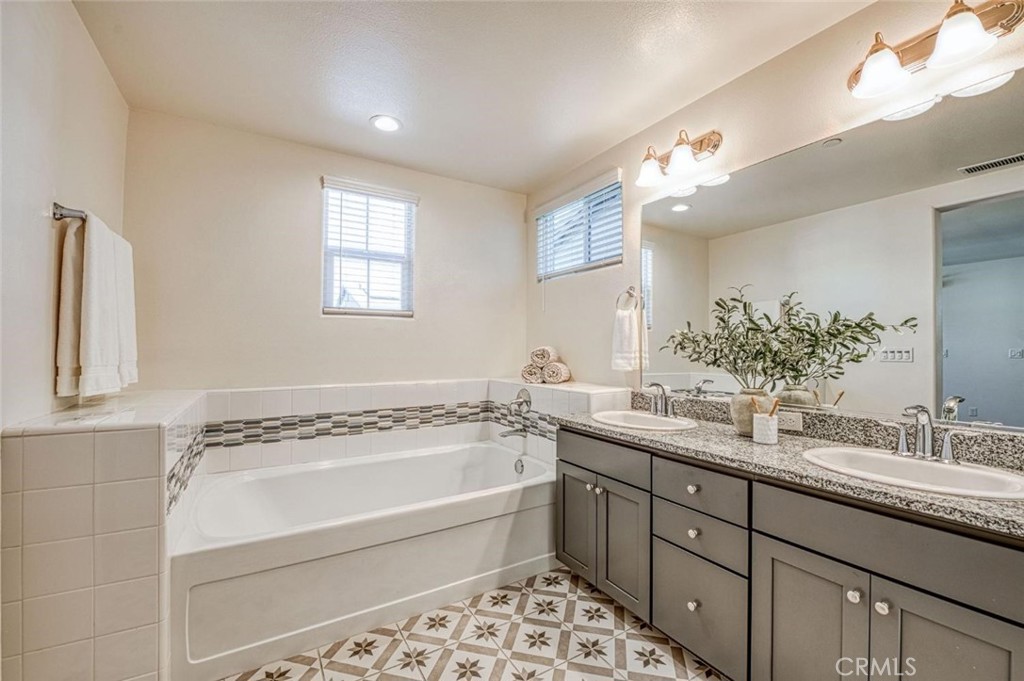 876 W Winchell, Madera, CA 93636