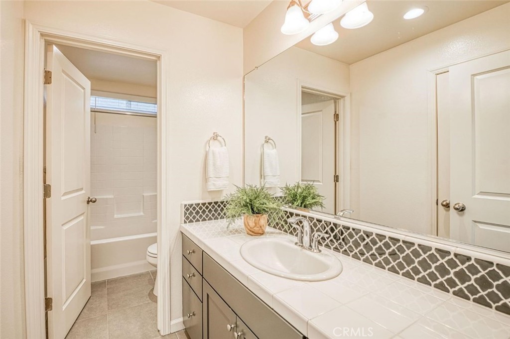 876 W Winchell, Madera, CA 93636
